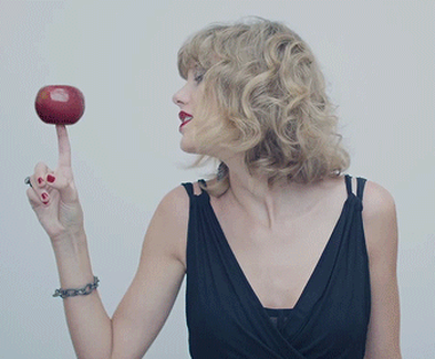 Taylor Swift with apple in Blank Space