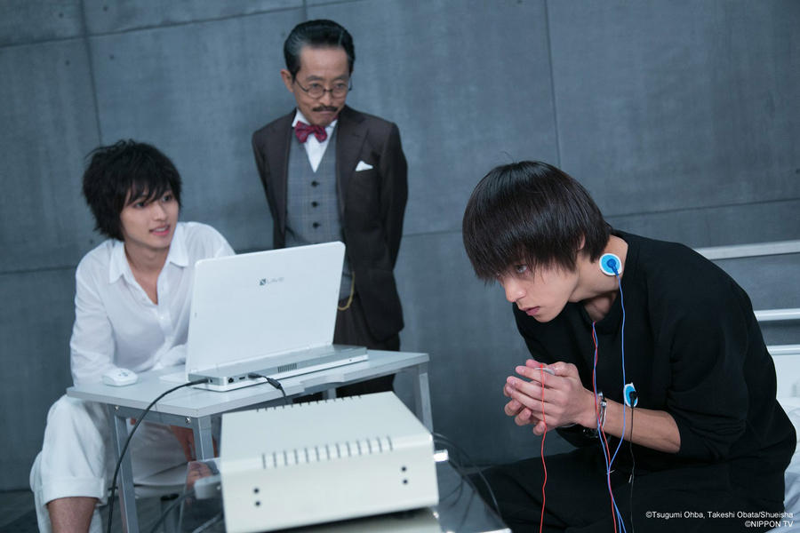 Watari watches as L tests the tortured Light Yagami